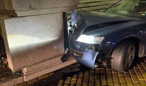 Кола се заби в стълбите на Парламента - 1