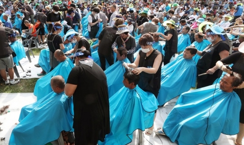 900 гневни южнокорейци обръснаха главите си в знак на протест - 1