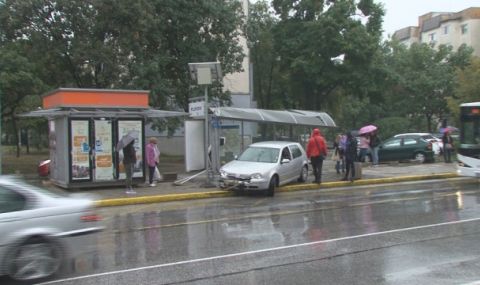Кола се вряза в автобусна спирка в Пловдив - 1