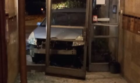 Кола се вряза в жилищна кооперация в центъра на София - 1