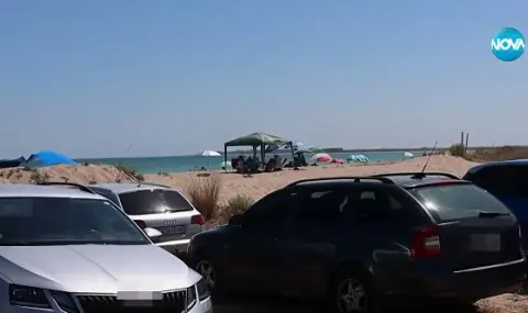 Туристи масово паркират колите си върху дюните край Дуранкулак - 1