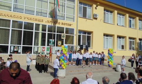 Училище в Пловдив чества патрона си снимка #2