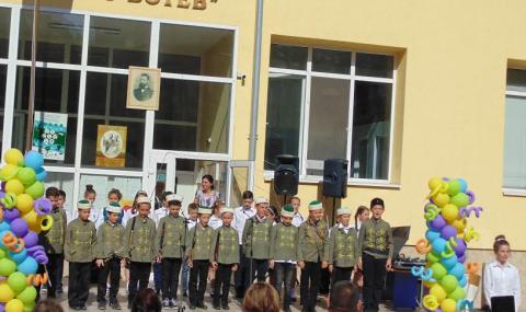 Училище в Пловдив чества патрона си снимка #3