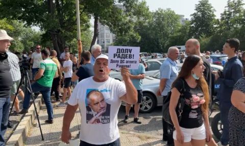 Бойко Борисов е на разпит в "Национална полиция", отвън – протест в негова защита (ВИДЕО) - 1