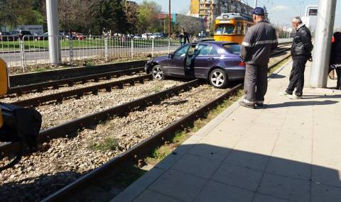 Mercedes блокира трамваите по "Ботевградско" - 1