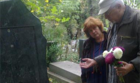 Вандали посегнаха на гроба на Апостол Карамитев - 1