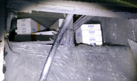 Откриха контрабандни цигари в двойна стена на легло-тайник в автобус - 1