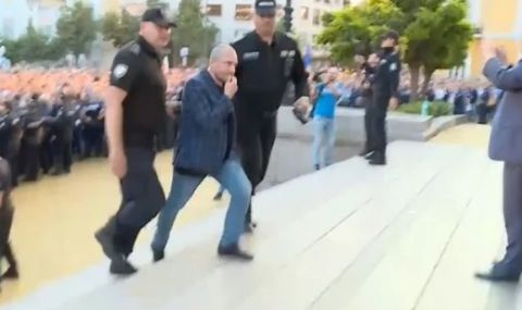  Сблъсъци пред Народно събрание, замерят с бутилки Тошко Йорданов - 1 