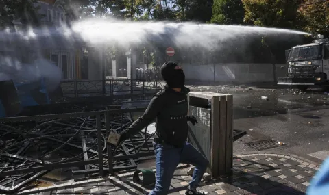 Водни оръдия и сълзотворен газ на протестите в Тирана - 1