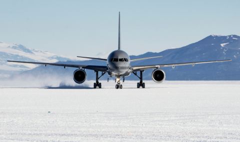За пръв път голям пътнически самолет кацна на ледена писта в Антарктида (ВИДЕО) - 1
