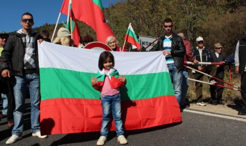 Протест срещу бежански лагер затвори прохода Шипка - 1