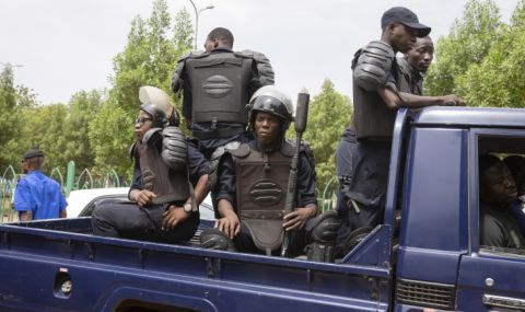 Терор в Мали, убиха 21 човека - 1