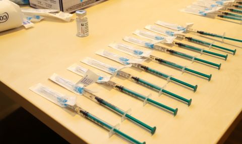 60 души си сложиха трета доза срещу COVID-19 за ден във ВМА - 1