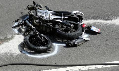 Автомобил помете мотоциклетист, откъсна му крака - 1