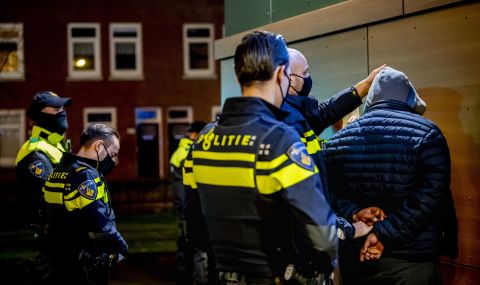 Десетки арестувани в Нидерландия след поредната нощ на безредици - 1