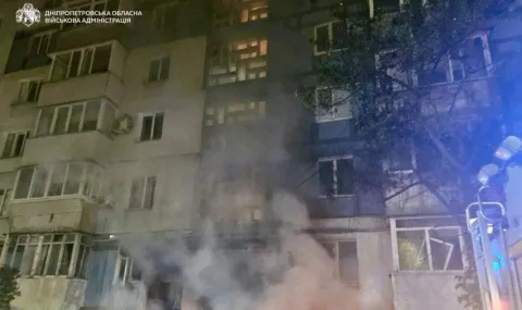 Двама ранени при удари на руски дронове в Днипро, горяха складове - 1