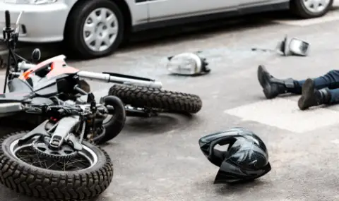 Мотоциклетист е с опасност за живота, след като се заби в трактор