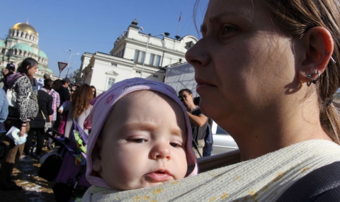 Протестиращи майки размахаха памперси пред парламента - 1