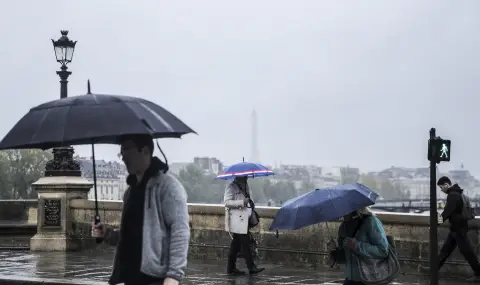 Двама загинаха при силни бури във Франция - 1