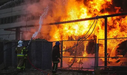 Пожар избухна в склада на голяма компания в Санкт Петербург  - 1