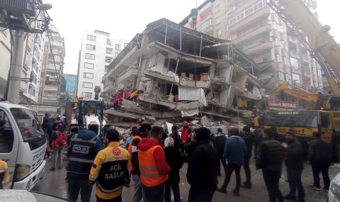 Броят на загиналите в Турция след земетресението достигна 912 души - 1