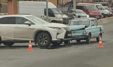 Стар ЗАЗ се удари с нов Lexus. Пораженията на SUV-то са значително повече - 1
