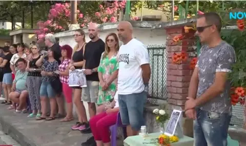 Близки на убития в Пловдив се събраха на бдение пред дома му: Убиха един млад, доверчив и наивен човек