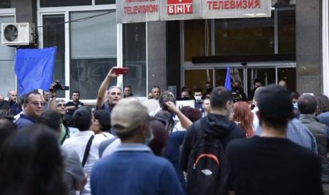 Тъпо! Фенове на Румен Радев нападнаха граждани пред БНТ (ОБНОВЕНА+ВИДЕО) - 1