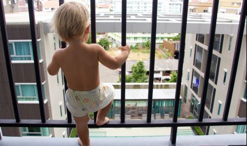 Бебе оцеля по чудо след падане от балкон (ВИДЕО) - 1