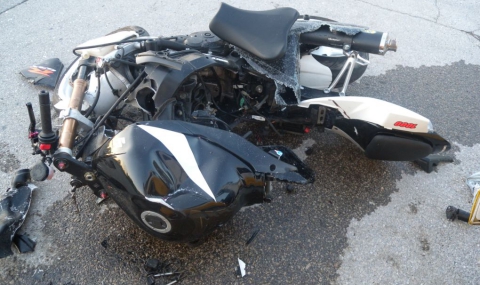 Моторист загина при катастрофа, карал без каска - 1