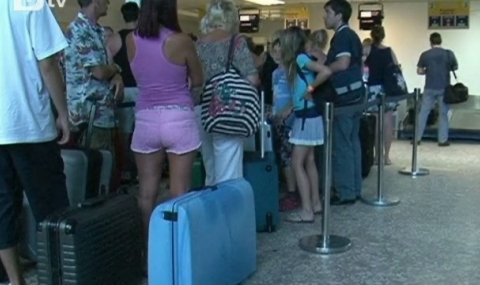 Пътници чакаха 18 часа самолет от Бургас за Петербург - 1