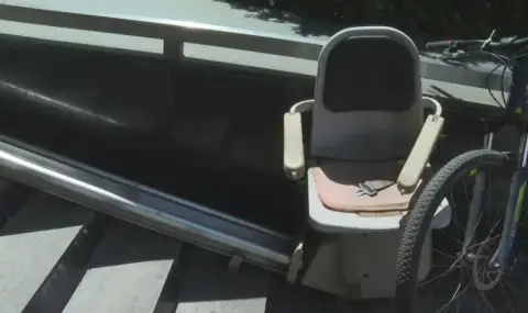 Ток от рампа за инвалидни колички удари 9-годишно дете - 1