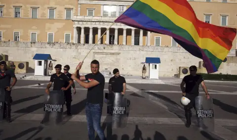 Исторически момент: Гърция легализира еднополовите бракове - 1