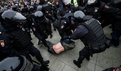 Руската полиция пребива и арестува протестиращи - 1
