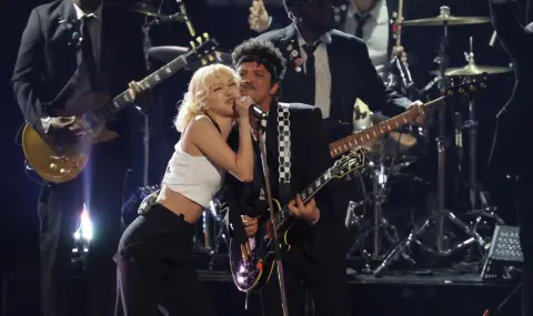 Дуетът на Розè и Бруно Марс „APT.“ е най-продаваният сингъл в света за 2025 г. (ВИДЕО) - 1