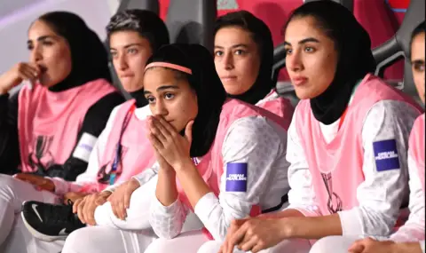 Австралия дава убежище на пет ирански футболистки след призив на Доналд Тръмп - 1