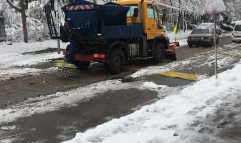 Над 140 снегорина обработват улиците в София срещу заледяване - 1