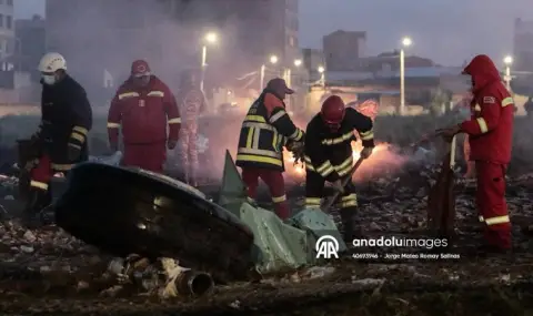 Военен самолет, превозващ пари, се разби на оживен булевард в Боливия, загиналите са поне 24 ВИДЕО