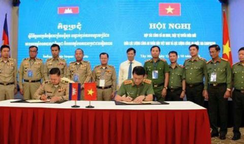 Полицейските служби на Камбоджа и Виетнам укрепват сигурността на границата  - 1