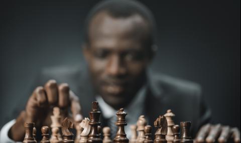 Играеш ли с белите фигури на шах, значи си расист - 1