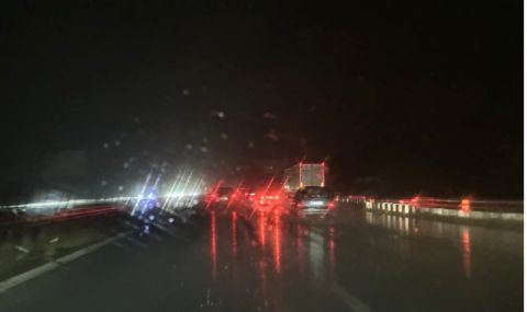 Кошмар на АМ "Тракия": Силен дъжд, колони от автомобили и аквапланинг - 1