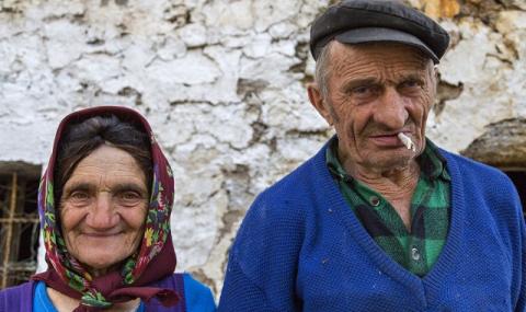 В Гърция връщат пари на пенсионерите заради орязани пенсии  - 1