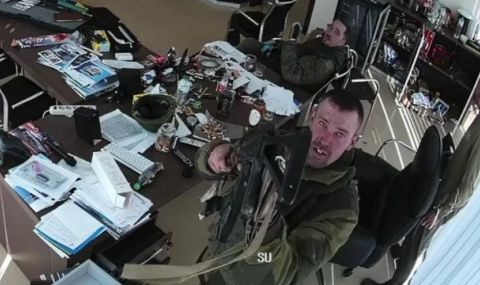 Видео от Украйна показва как руски войници застрелват цивилни в гръб - 1