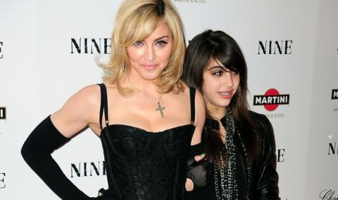 Дъщерята на Мадона скандализира с вулгарна рокля (СНИМКА) - 1