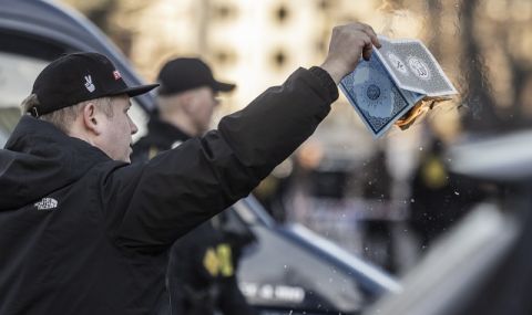 Напрежение! Крайнодесният политик Расмус Палудан изгори Корана пред джамия в Копенхаген - 1