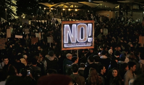 Гневни протести в Бъркли срещу гостуването на журналист от Брайтбарт нюз - 1