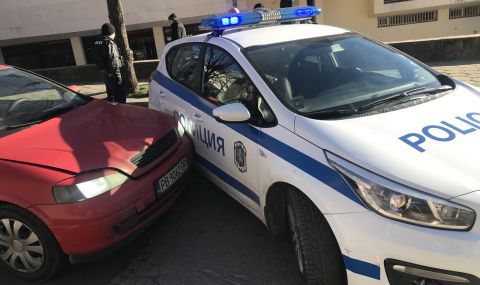Пиян шофьор помете полицейска кола в Казанлък - 1