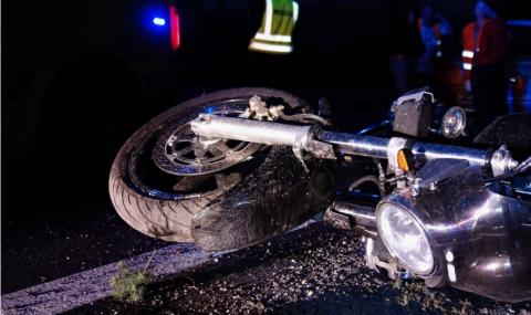 Пиян мотоциклетист се разби в лек автомобил в Бургас - 1