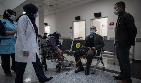 Дълги опашки в турските болници от желаещи да се ваксинират - 1