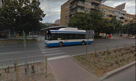Лек автомобил блъсна жена на пешеходна пътека във Варна - 1